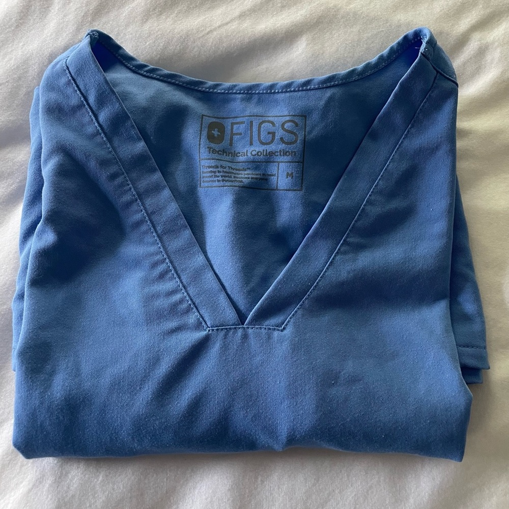 Figs size medium, Casma 3 pocket scrub top, ceil blue